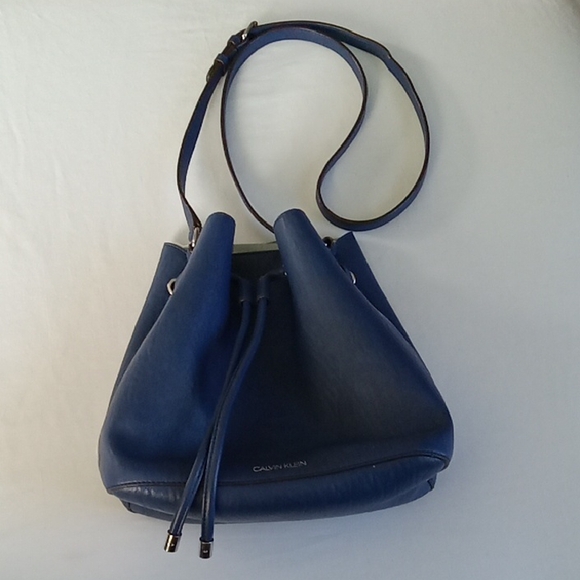 Calvin Klein drawstring bucket crossbody bag - Picture 1 of 10